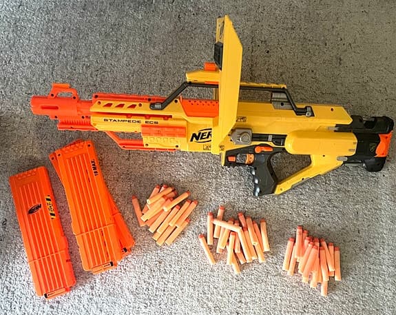 Nerf N-Strike Stampede ECS leksaksvapen med sköld och pilar