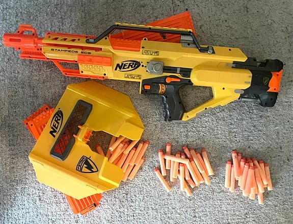 Nerf N-Strike Stampede ECS leksaksvapen med sköld och pilar