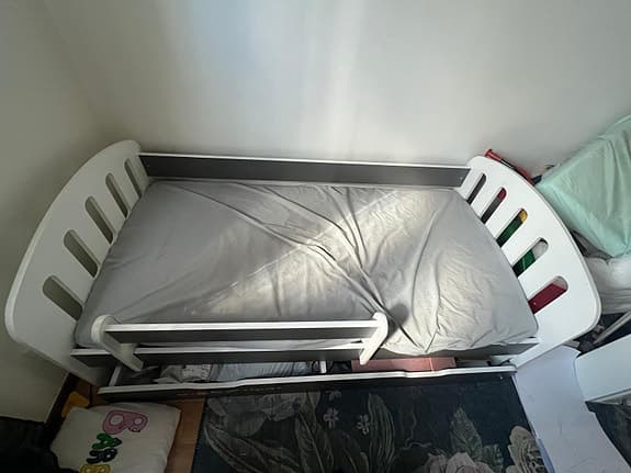 Barn säng med madrasser