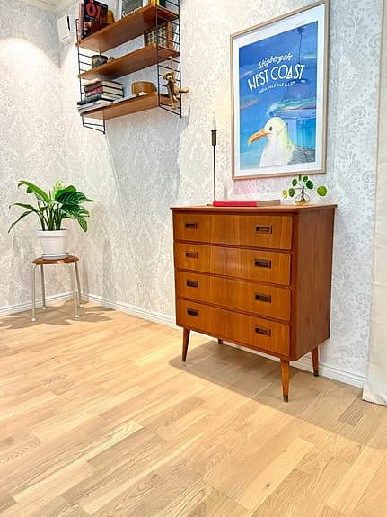 TEAK BYRÅ FYRA LÅDOR, NYSLIPAD. RETRO VINTAGE FUNKIS. KAN SKICKAS