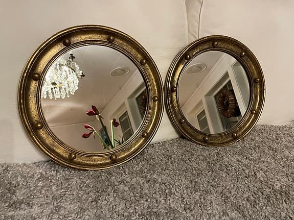 Två vackra runda speglar