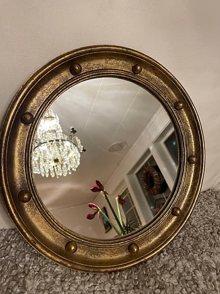 Två vackra runda speglar