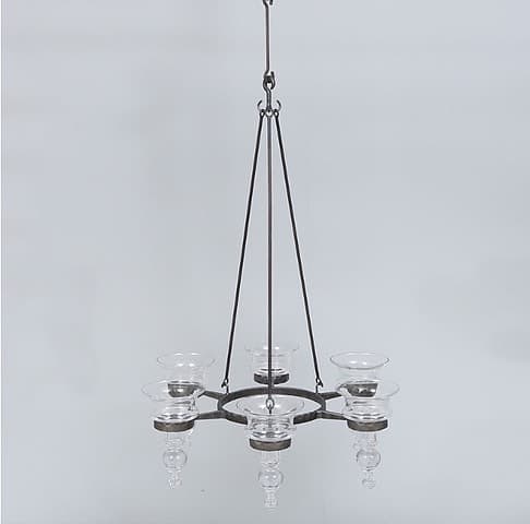 BERTIL VALLIEN. LJUSKRONA, smide och 6st ljushållare -glaskupor