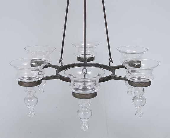 BERTIL VALLIEN. LJUSKRONA, smide och 6st ljushållare -glaskupor
