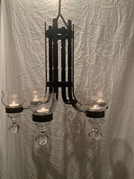 Ljuskrona svart metall.