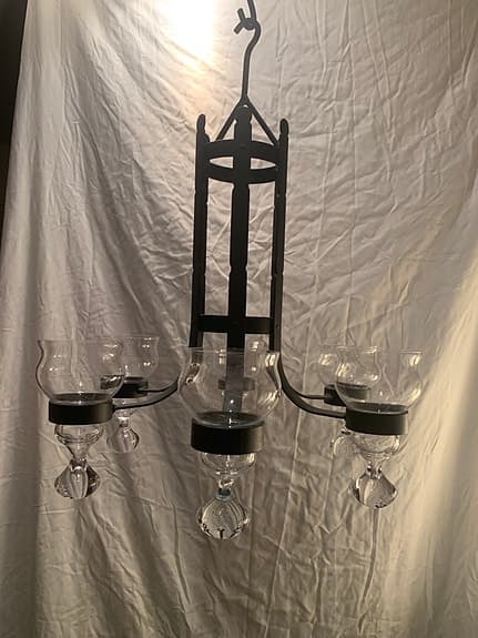Ljuskrona svart metall.