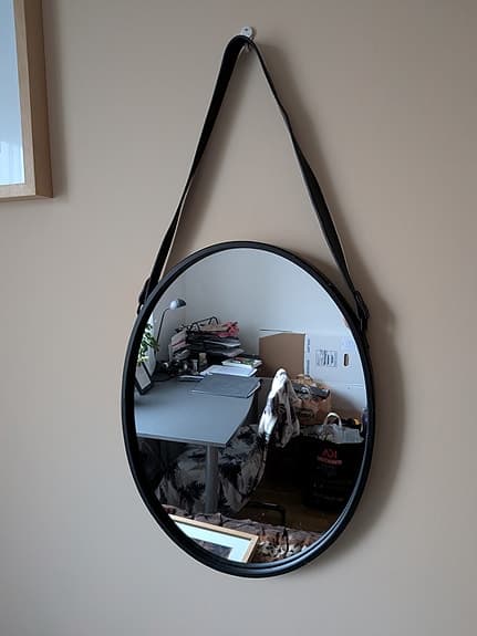 Oval spegel med svart läderrem