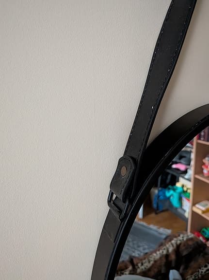 Oval spegel med svart läderrem