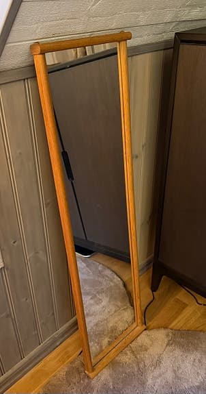 Stilren väggspegel i trä