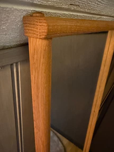 Stilren väggspegel i trä