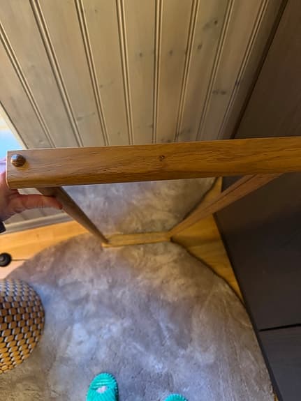 Stilren väggspegel i trä