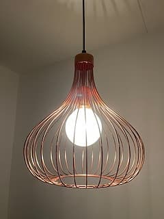 Häftig och speciell taklampa i roséguldmetallfärg