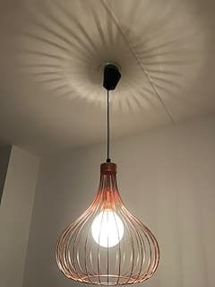 Häftig och speciell taklampa i roséguldmetallfärg