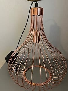 Häftig och speciell taklampa i roséguldmetallfärg