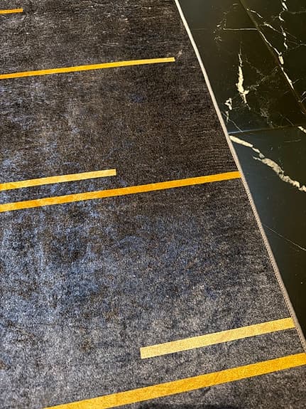 Löpare / matta 60×250 cm – ljus grafit med guldränder