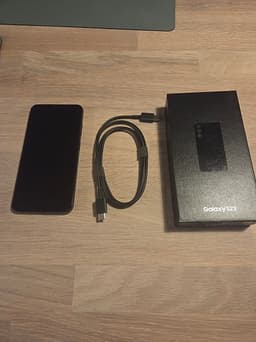 Samsung Galaxy S23 - 128 GB - Svart