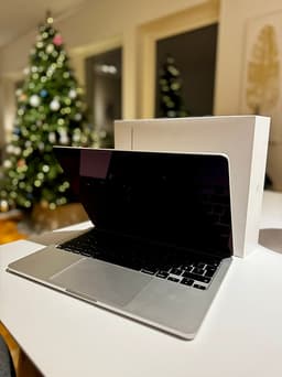 Apple MacBook Air M2 13”, 256 GB SSD - fint skick