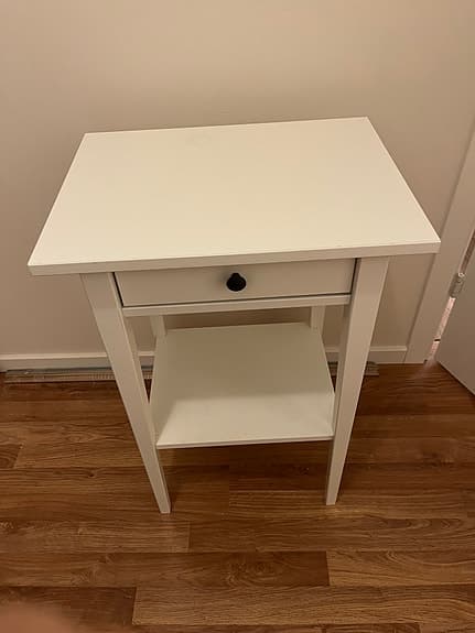 Vit nattduksbord med låda och hylla