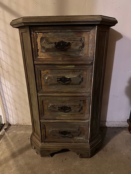 Antik Byrå med fyra lådor i trä.