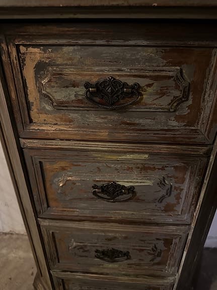 Antik Byrå med fyra lådor i trä.