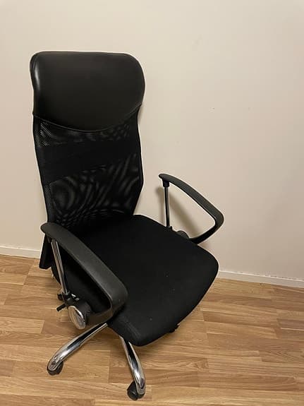 Modern kontorsstol - stilren design i svart