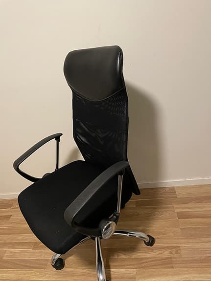 Modern kontorsstol - stilren design i svart