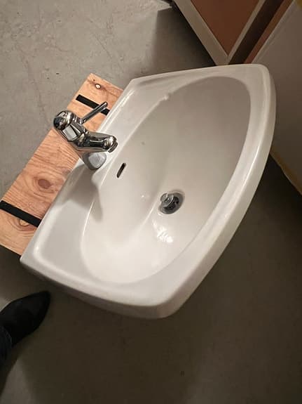 Handfat med blandare, tvättställ