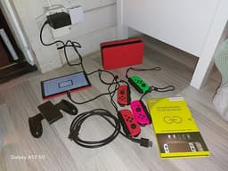 Nintendo Switch Spelkonsol med Joy-Con-kontroller och laddningsdocka