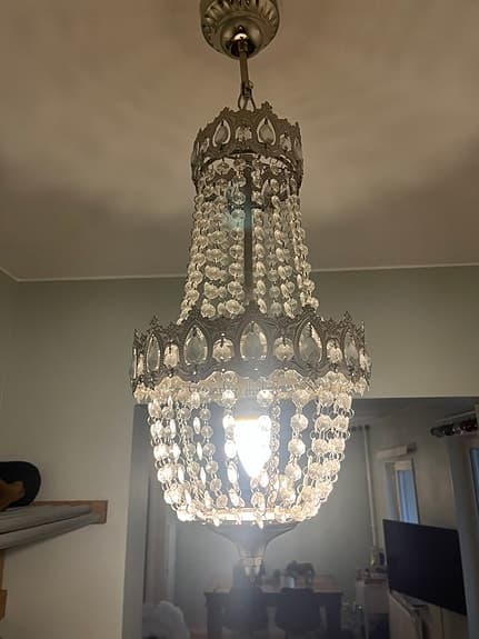 Liten kristallkrona i krom