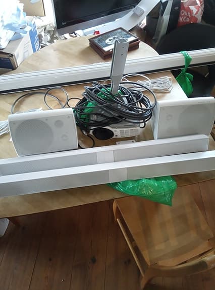 Projektor med Duk och högtalare.