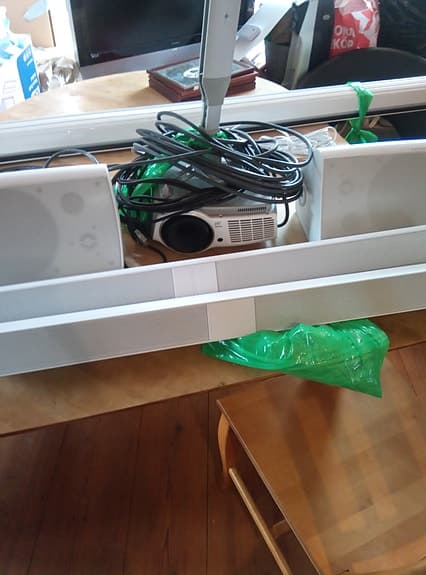 Projektor med Duk och högtalare.