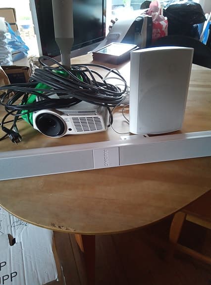 Projektor med Duk och högtalare.