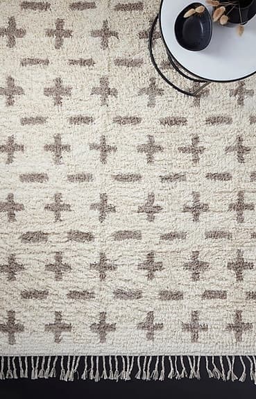 Handvävd matta med korsmönster och fransar i beige och brunt