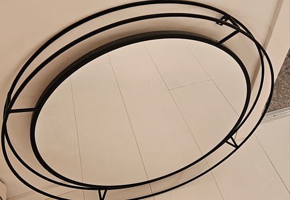 Rund spegel – 60 cm – svart metallram – stabil & rejäl