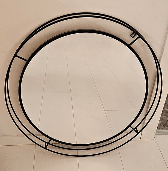 Rund spegel – 60 cm – svart metallram – stabil & rejäl