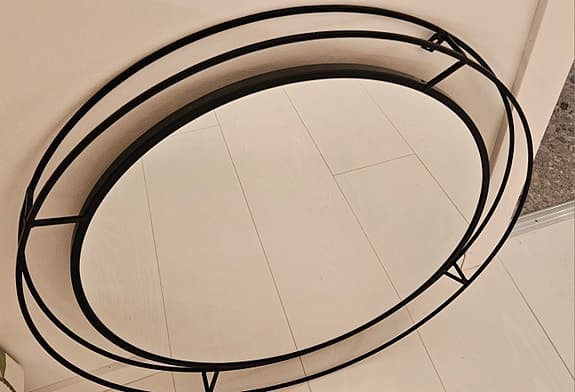 Rund spegel – 60 cm – svart metallram – stabil & rejäl
