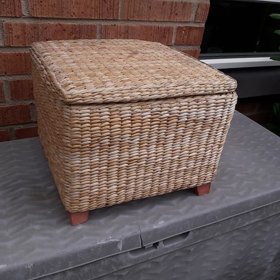 PALL med FÖRVARING / SITTPUFF / Halm, Flätad, Trä