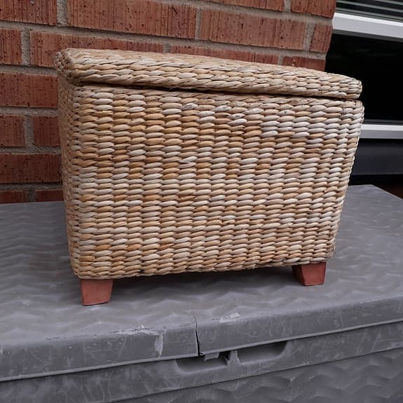 PALL med FÖRVARING / SITTPUFF / Halm, Flätad, Trä
