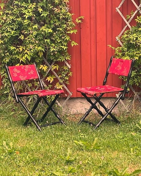 Två st antika ihopfällbara stolar 1800 tal .