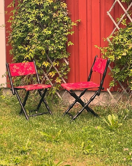 Två st antika ihopfällbara stolar 1800 tal .