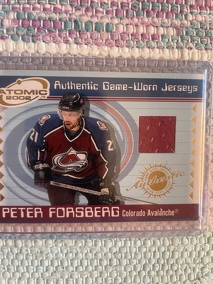 Atomic Rookie Peter Forsberg Ishockeykort med en tygbit ifrån hans matchtröja