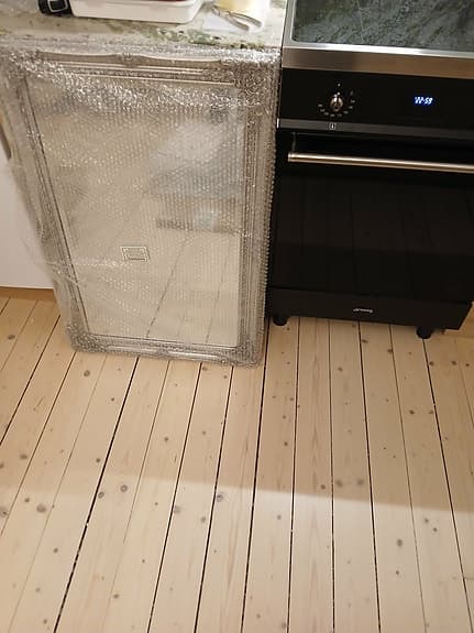 Spegel med silverfärgad ram, 90x60 cm, nytt i förpackningen.