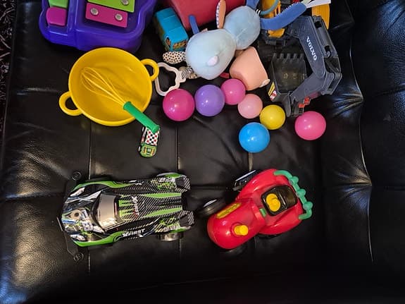Barnleksaker blandade typer och material