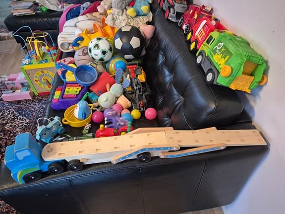 Barnleksaker blandade typer och material