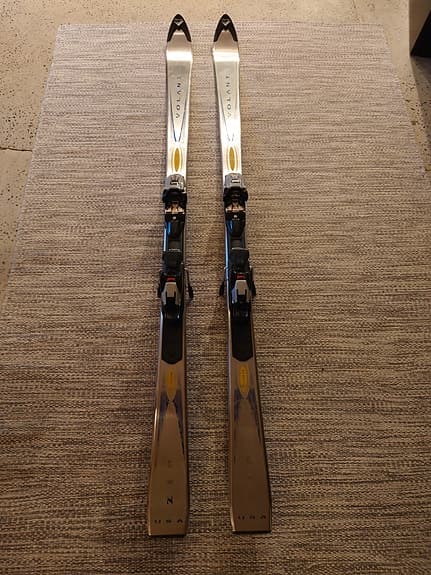 Alpina slalomskidor med bindningar