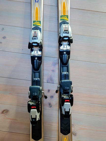 Alpina slalomskidor med bindningar