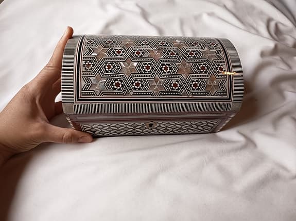 Handgjord orientalisk smyckesbox i trä med pärlemorintarsia