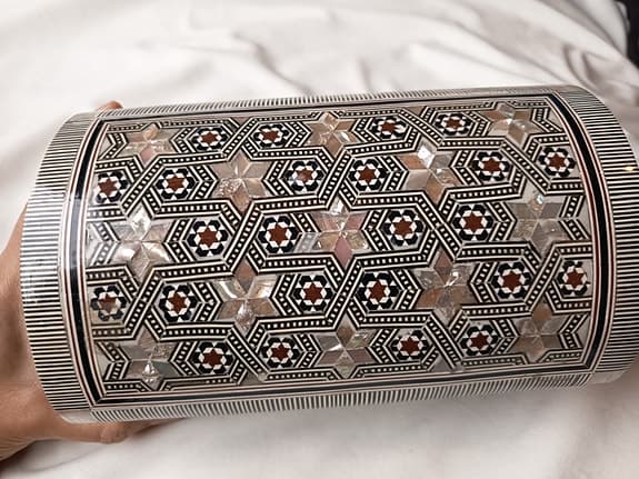 Handgjord orientalisk smyckesbox i trä med pärlemorintarsia