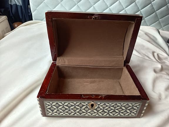 Handgjord orientalisk smyckesbox i trä med pärlemorintarsia