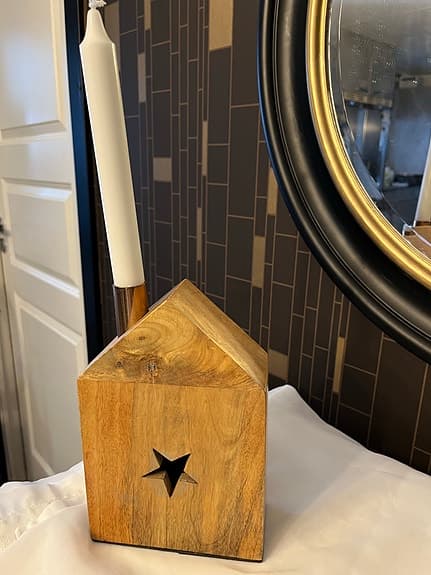 Handgjorda ljusstakar i vinterhusdesign,